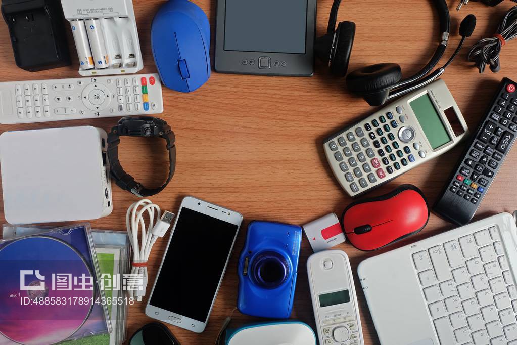 用于木地板上日常使用的现代电子小工具,重复使用和回收概念,俯视图,复制空间Used modern Electronic gadgets for daily use on wooden floor, Reuse and Recycle concept, Top view, copy space