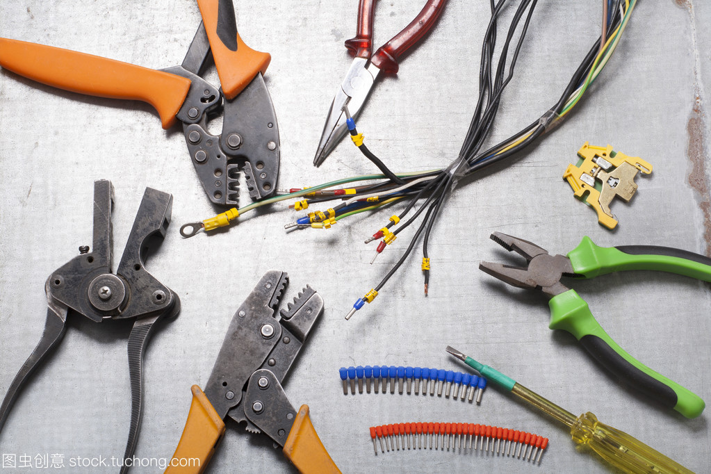 电气工具在木制背景上的工程美学与能量概念