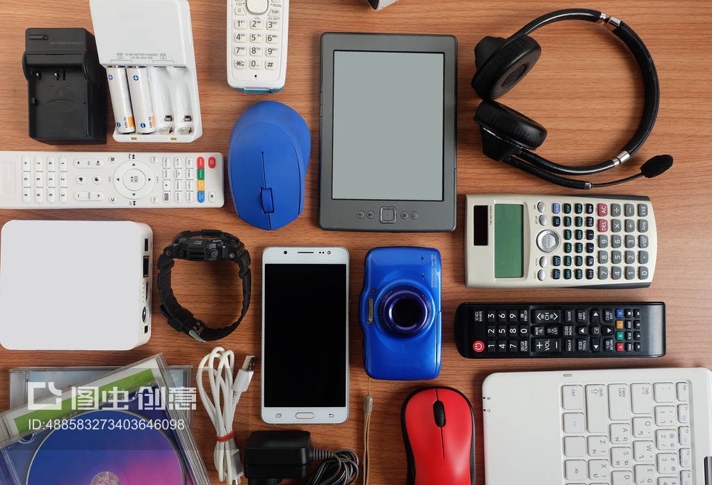 用于木地板上日常使用的现代电子小工具,再利用和回收概念,俯视图。Used modern Electronic gadgets for daily use on wooden floor, Reuse and Recycle concept, Top view.